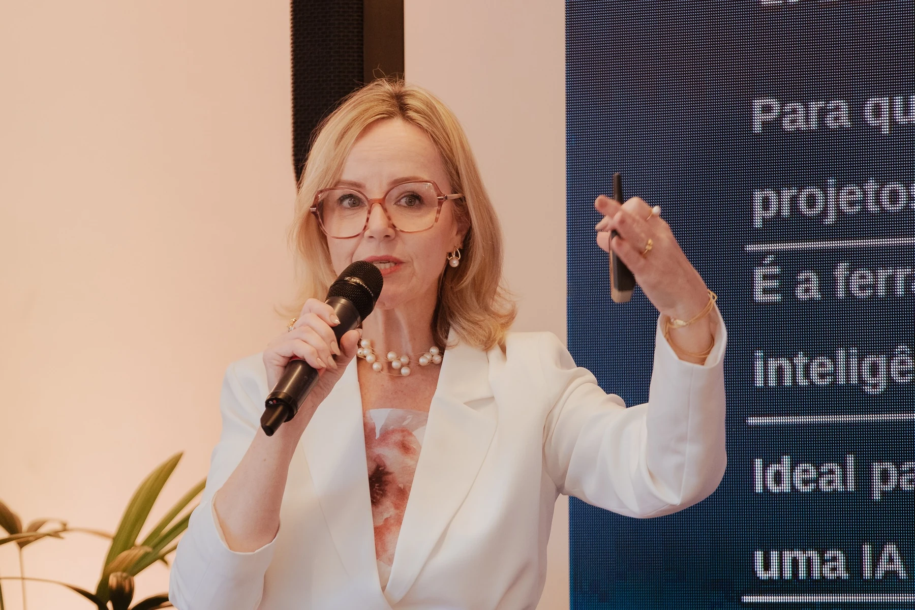 Vivi Lanza apresentando conteúdo sobre IA em evento